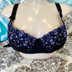Beautiful embroidered bra perfect for date night!